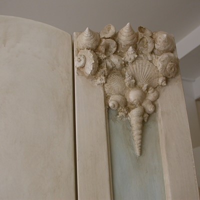 particolare del basso rilievo realizzato con conchiglie vere mobile laccato e decorato casa privata Vieste (FG)